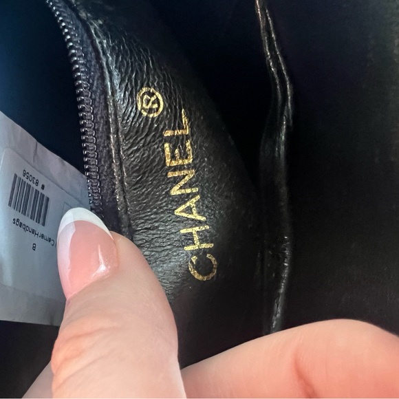 Authentic Chanel CC black lambskin quilted diagonal run lock flap camera bag - Picture 4 of 16